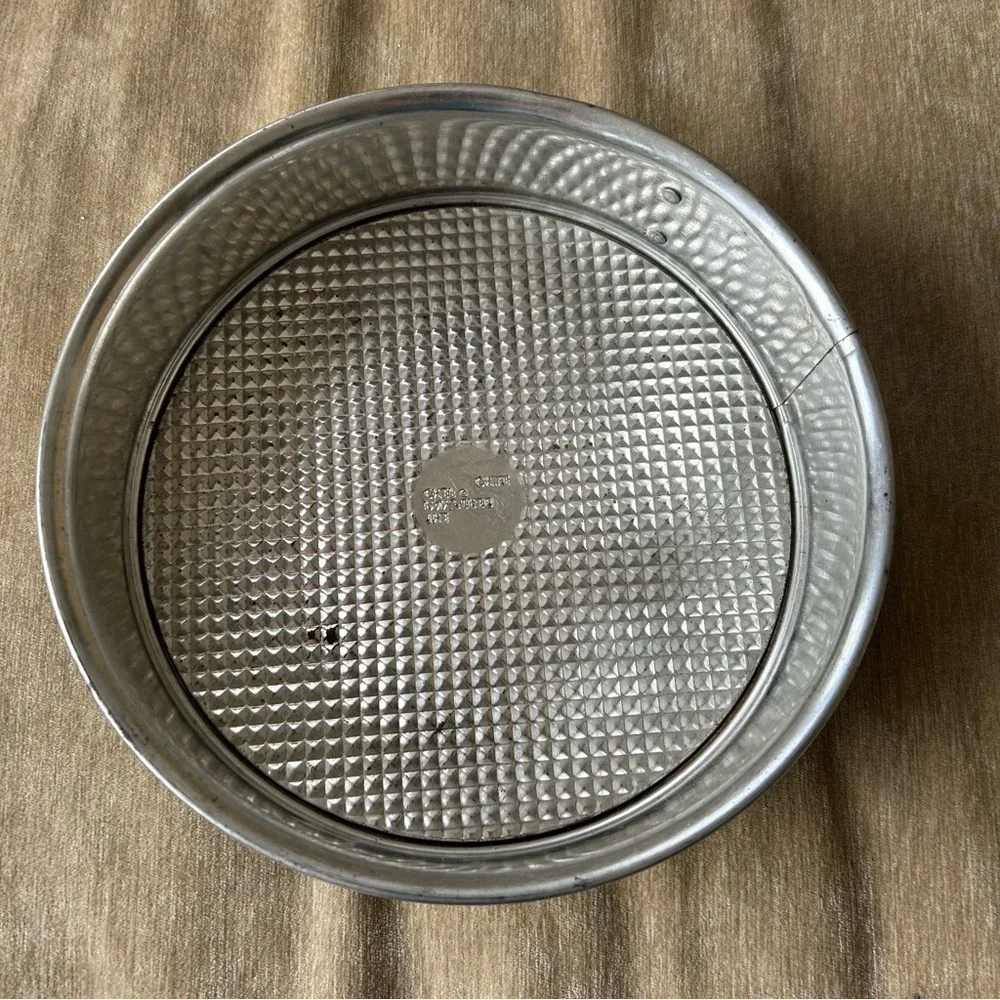Pampered Chef Textured Silver Springform Pan